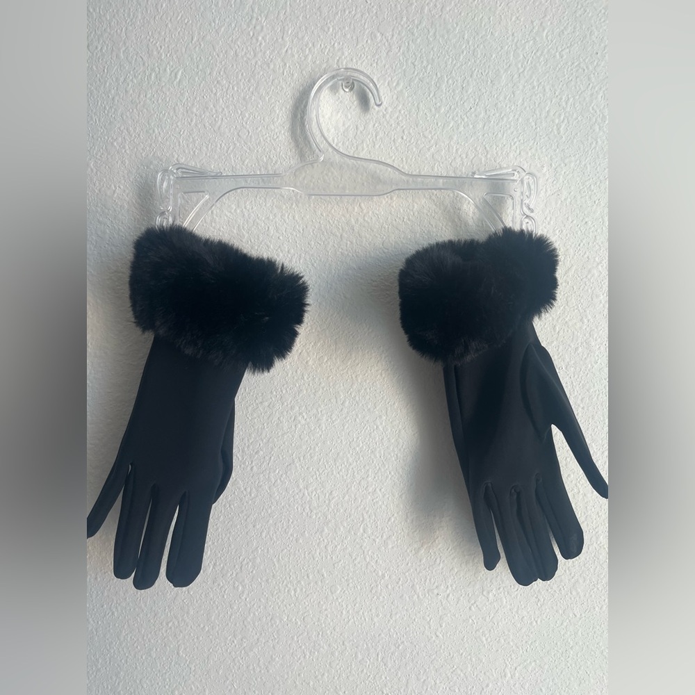 Black Gloves w/ faux fur on wrist
